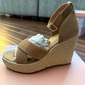 Lisa Vicky Women's Tan Wedge Sandals